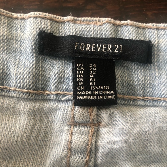 Denim shorts with lace trim light wash - Picture 5 of 8